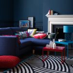 Sininen ja punainen huonekalut sinisessä sisustus