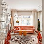 Oransje sofa i et hvitt rom