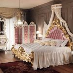 Elegant kommode, nattbord og seng på soverommet