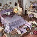 Miegamasis su antikvariniais baldais ir pagalvėmis ant grindų