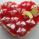 Dekoracja Rafaeloc w kształcie serca z kokardkami i motylkiem.