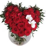 Originali raudonų rožių puokštė su pora baltų gėlių