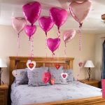 Soverom med valentiner og ballonger