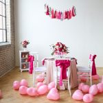 Mesa festiva e balões no chão