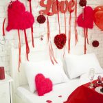 Soverom med ballonger og valentines