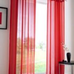Røde gardiner i et hvitt rom