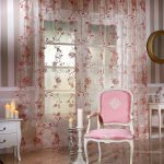 Poltrona rosa e cortinas no interior