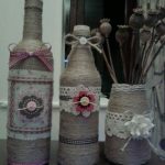 Florero y botellas con decoración.