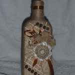 Dekorera med kaffebönor på en flaska