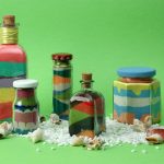 Conchas y frascos de sal de colores.