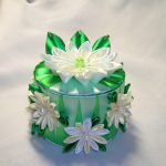Boîte verte à fleurs blanches