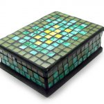 Caixão com mosaico colorido
