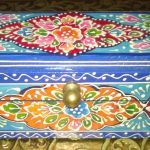 Lyse mønstre på en blå kiste