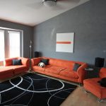 Mobles de color taronja en una habitació gris