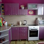 Virtuvė su purpuriniu interjeru