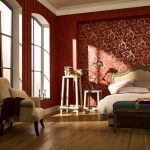 Phòng ngủ rộng rãi màu đỏ tía