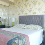 Paper pintat floral clar per a un dormitori petit