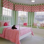 Rožinė tekstilė žaliame kambaryje