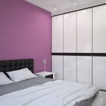 Valkoisen ja violetin yhdistelmä makuuhuoneessa
