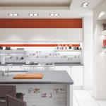 Sufit z wbudowanymi światłami w kuchni