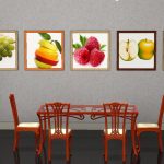 Pinturas con frutas en la pared.