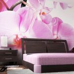 Orchidee sul murale nella camera da letto