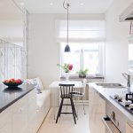 Kjøkken med hvitt interiør