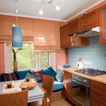 Smėlio ir mėlynos spalvos virtuvė