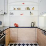 Die Kombination aus weißen Möbeln und Holzfarbe in der Küche