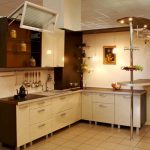 Бели и кафяви кухненски мебели