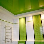 Világos zöld, fehér fürdőszoba belső