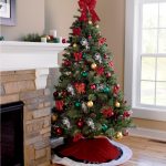 Karácsonyfa a kandalló mellett