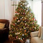 شجرة عيد الميلاد مع الكرات والأكاليل