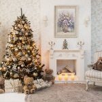 Candele e albero di Natale davanti al caminetto