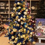 Oropel y bolas en el árbol de navidad