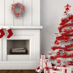 ต้นคริสต์มาสสีขาวที่มีลูกบอลสีแดงและดิ้น