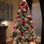 Yay ve çelenk Noel ağacı üzerinde