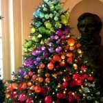 Noel ağacı üzerinde parlak topları