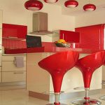 Червени столове в кухнята