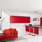 Røde møbler i et hvitt interiør