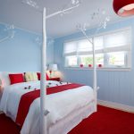 Punainen matto makuuhuoneessa