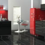 Rødt kjøleskap og grå møbler på kjøkkenet