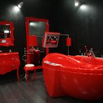Røde møbler i et rom med svarte vegger