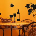 Hrozny a víno na kuchyňské zdi