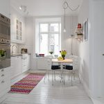 Χρωματιστό χαλί σε λευκό πάτωμα της κουζίνας