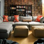 Almohadas brillantes en un sofá gris