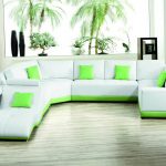 Λευκός και πράσινος καναπές στο εσωτερικό