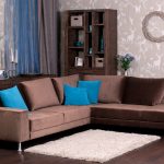 Blå og brune puter i sofaen