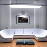 Uvanlig lampe over sofaen