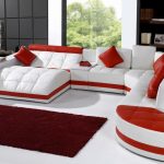 Raudona ir balta sofa interjere